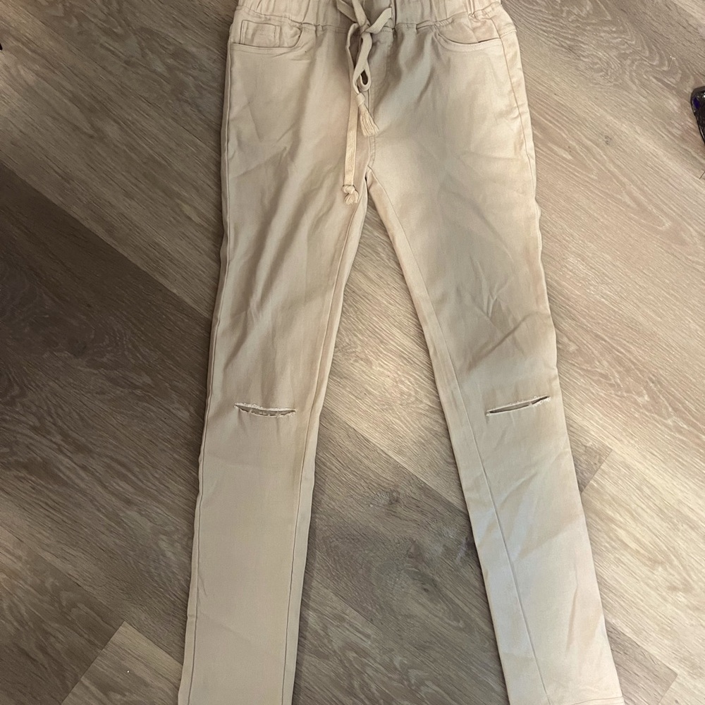 Stretchy, thin distressed pants. With drawstring